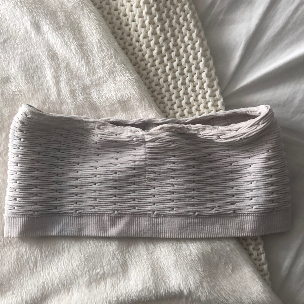 One size fits small. White bandeau.